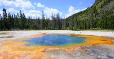 11 Best Places to Stay in Yellowstone National Park for Easy Access and Beautiful Views