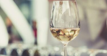 The 10 Best White Wines to Buy in 2022