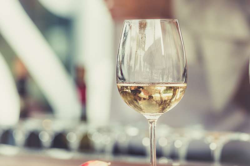 The 10 Best White Wines to Buy in 2022